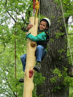 Kind beim klettern im Arminuspark. Foto: Sigrid Lüllwitz